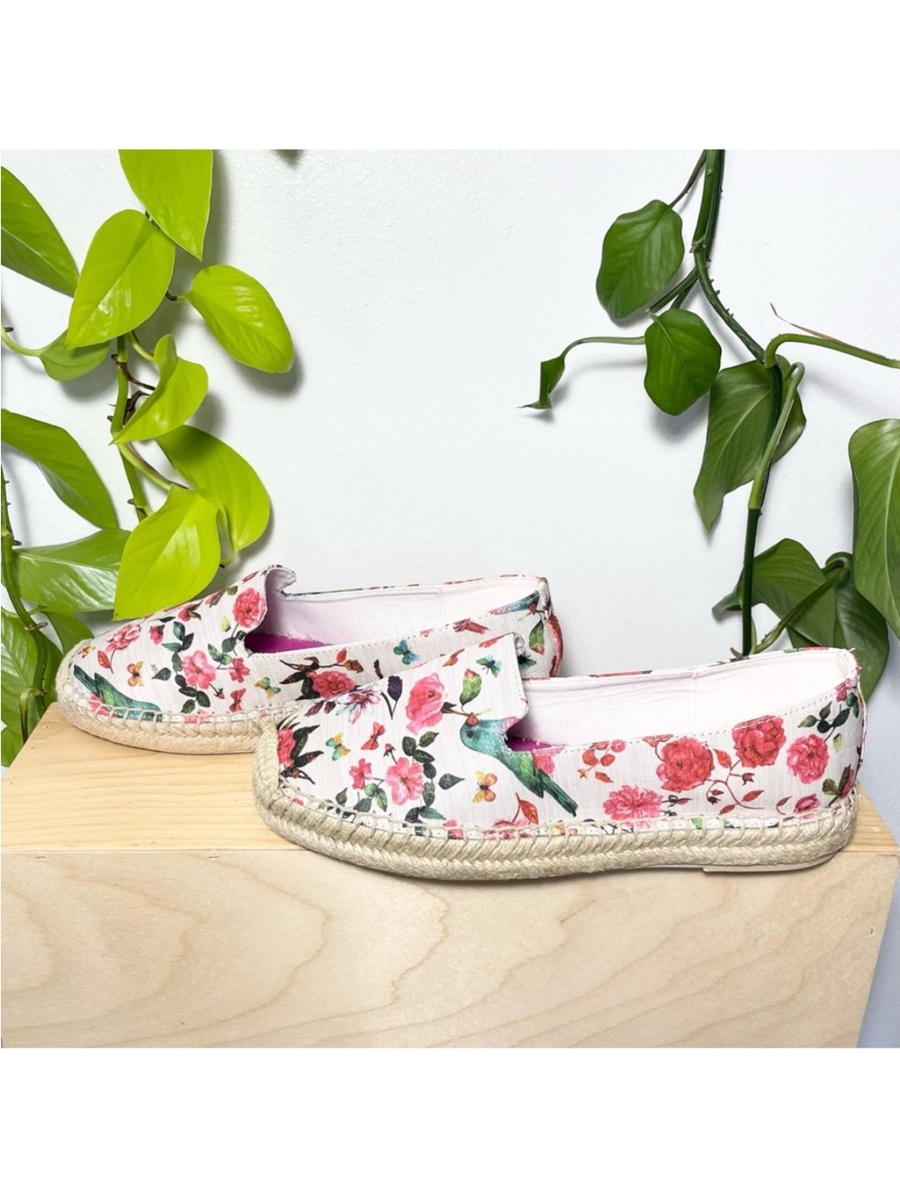 NWT size 7 floral print bohemian pink and white colorful bird flat loafers